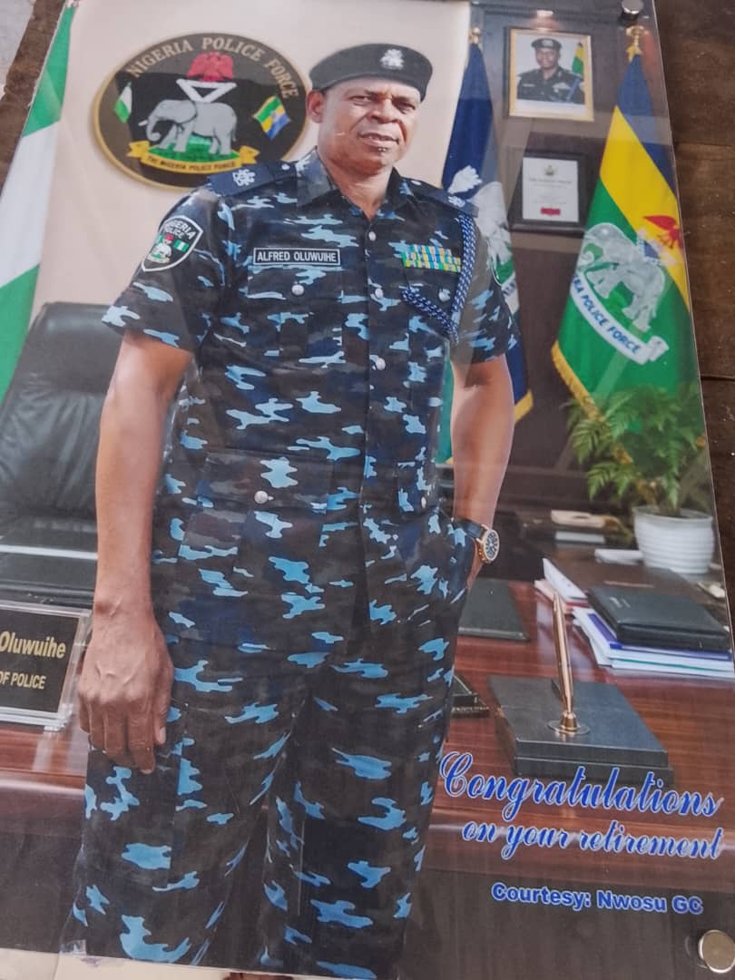 ‎INSIDE AGWA NEWS HONOURS SP OLUWUIHE ALFRED ON HIS GLORIOUS RETIREMENT AFTER 35 YEARS OF EXEMPLARY SERVICE TO THE NIGERIA POLICE FORCE